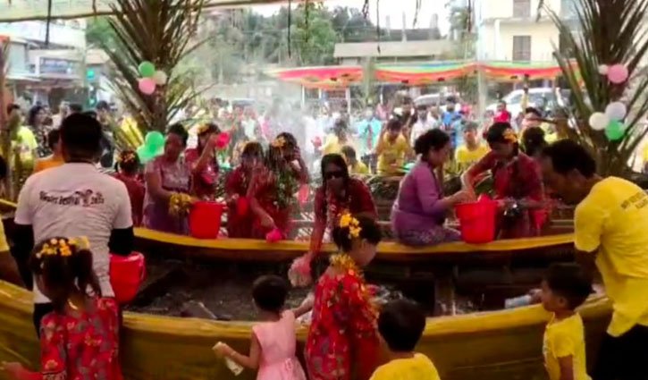 জলকেলিতে মাতোয়ারা রাখাইন কিশোর-কিশোরীরা