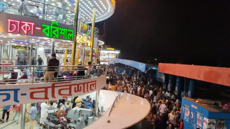 বরিশালে কর্মস্থলমুখি জনস্রোত অব্যাহত