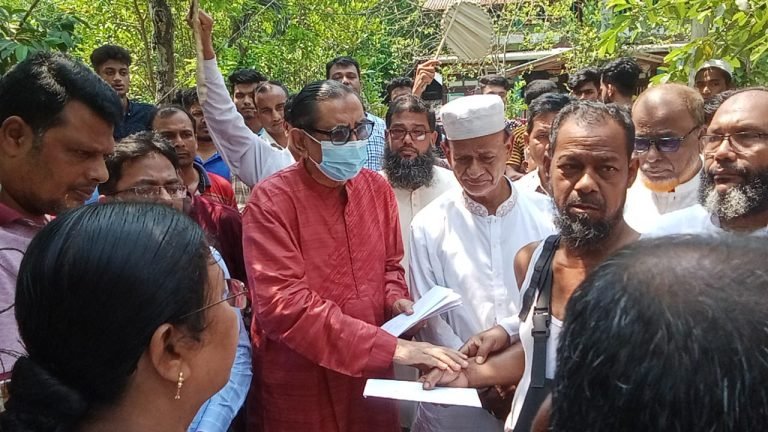উজিরপুরে আগুনে পুড়ে যাওয়া ক্ষতিগ্রস্থ পরিবারের মাঝে আর্থিক সহায়তা করেন মেনন
