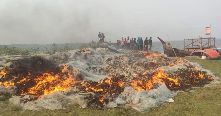 দশমিনায় ১৫ জেলেকে ৭৫ হাজার টাকা জরিমানা