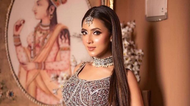 ঈদ উদযাপনে ১১ জনকে নিয়ে সিঙ্গাপুরে গেলেন মিম