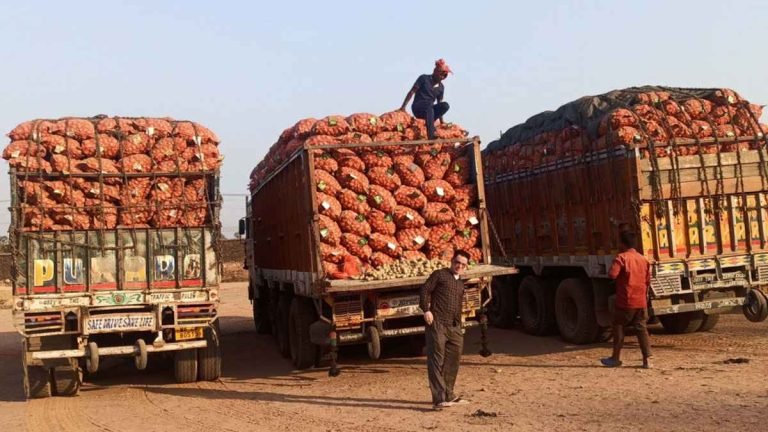 ঈদের আগে হিলি বন্দর দিয়ে এলো ৪৭ ট্রাক আলু