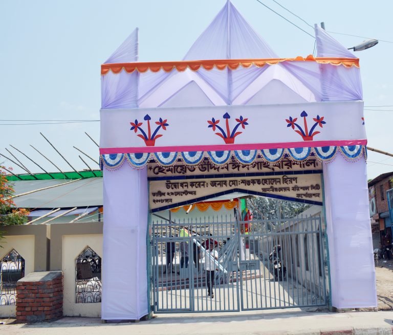 ধুয়ে মুছে ঈদের জামাতের জন্য প্রস্তুত বরিশাল কেন্দ্রীয় ঈদগাহ মাঠ