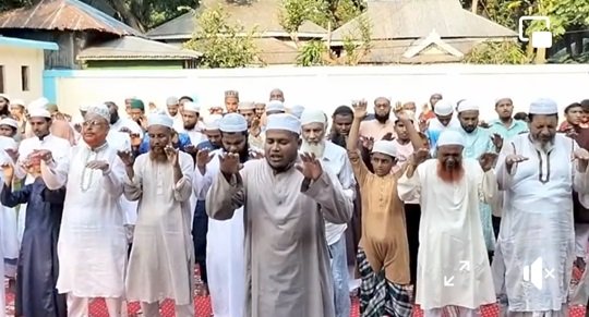 ভোলার দৌলতখানে বৃষ্টির জন্য ইস্তিস্কার নামাজ আদায়