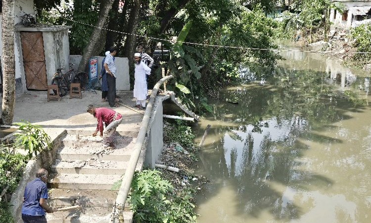 নির্মাণের ১৫ দিনের মধ্যেই ভাঙা হলো ২ লাখ টাকার ঘাটলা