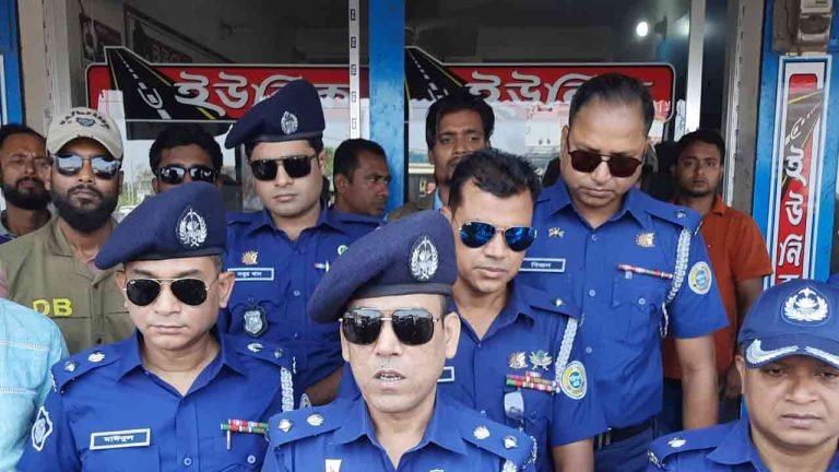 পটুয়াখালীতে ট্রাফিক ব্যবস্থাপনা পরিস্থিতি পরিদর্শনে পুলিশ সুপার