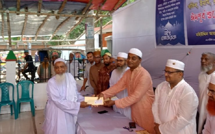 পটুয়াখালীতে পৌর এলাকার ইমাম, মুয়াজ্জিনদের মাঝে ঈদ সম্মানী বিতরণ