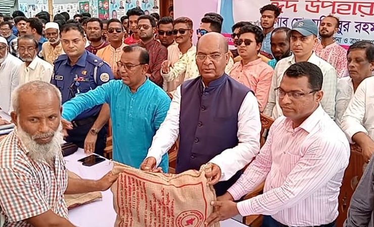 রাঙ্গাবালীতে অসহায় ও দুস্থ পরিবারের মাঝে প্রধানমন্ত্রীর ঈদ উপহার বিতরণ