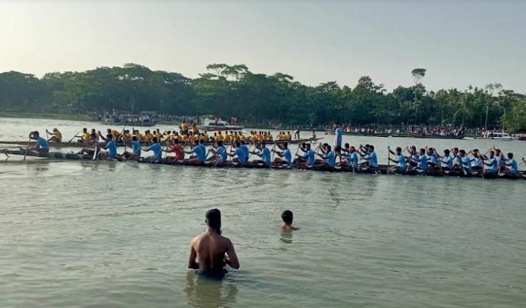 পটুয়াখালী জেলা প্রশাসনের আয়োজনে নৌকা বাইচ প্রতিযোগিতা