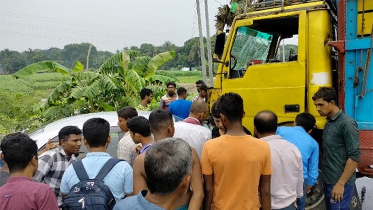 গাবখান সেতু এলাকায় ট্রাক-প্রাইভেটকার-অটোরিকশার সংঘর্ষে নিহত ১২