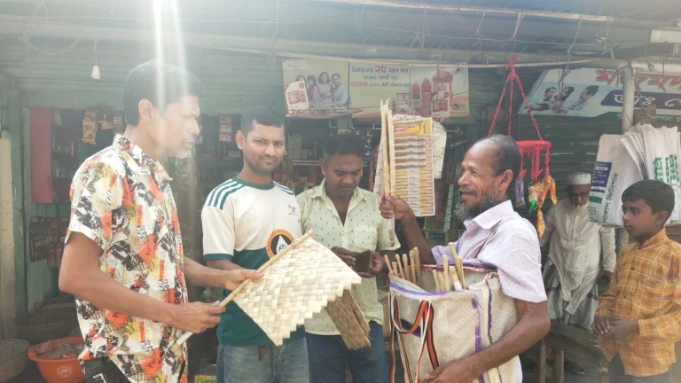 তীব্র গরমে হাতপাখা বিক্রির হিড়িক