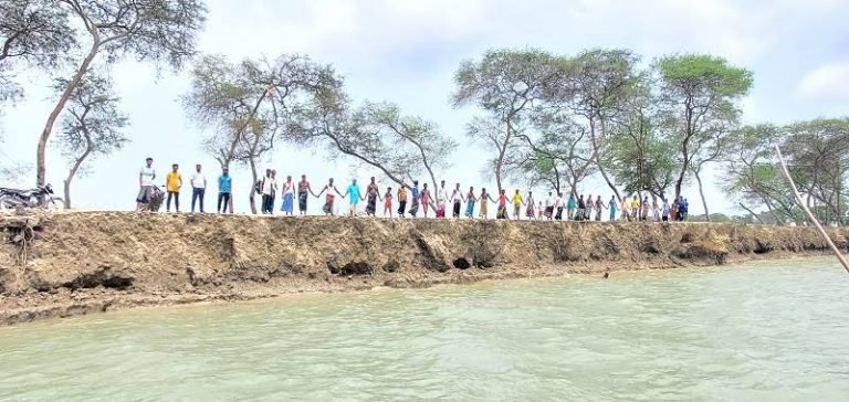 বুড়াগৌরাঙ্গ নদের ভাঙন থেকে বাঁচতে শতাধিক পরিবারের আকুতি