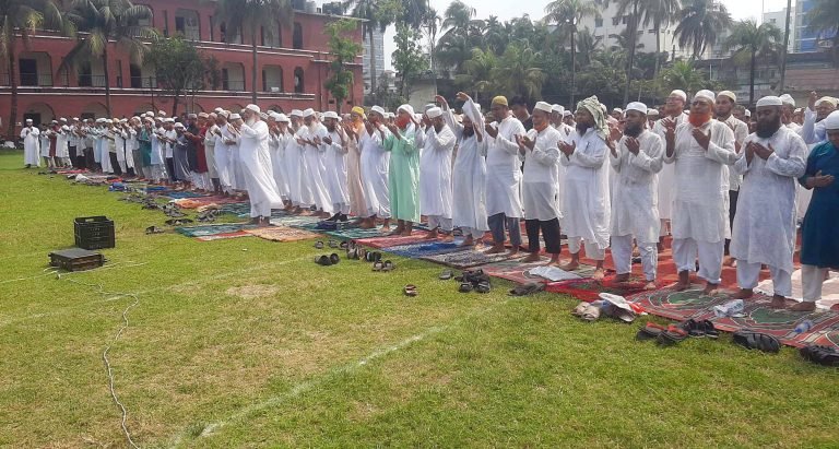 বরিশালে আল্লাহর রহমত কামনায় ইসতেসকার নামাজ অনুষ্ঠিত হয়