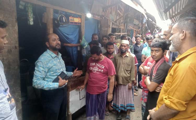 দশমিনায় ফুটপাত ও রাস্তা দখলমুক্ত করলেন ওসি