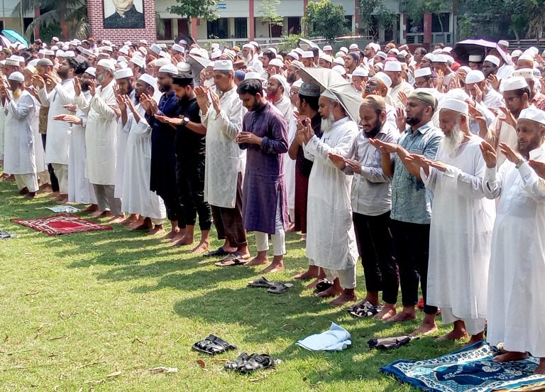 বৃষ্টি প্রার্থনায় অঝোরে কাঁদলেন বরিশালের মুসল্লিরা