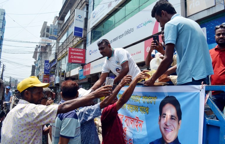 বরিশালে প্রচন্ড অগ্মিতাপদাহের মধ্যে সমাজতান্ত্রিক ছাত্রফ্রন্ট ও বরিশাল ফরএভার গ্রিন পথচারিদের পাশে