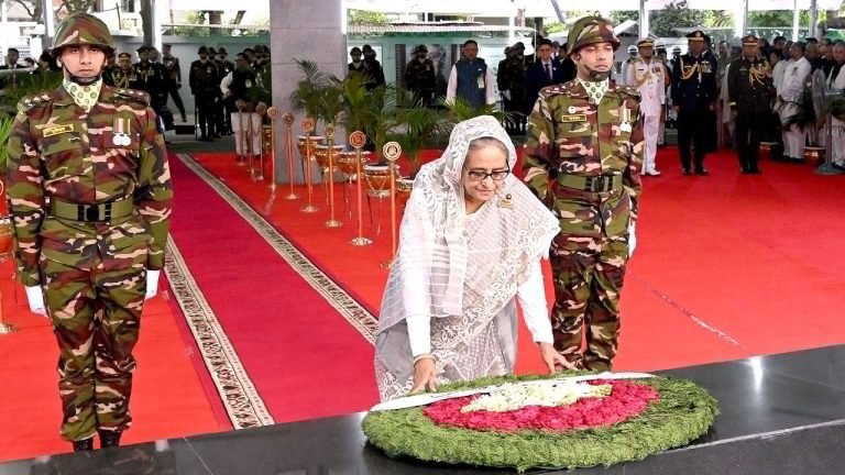 মুজিবনগর দিবসে বঙ্গবন্ধুর প্রতিকৃতিতে প্রধানমন্ত্রীর শ্রদ্ধা