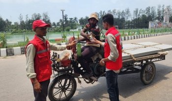 পটুয়াখালীতে পথচারীদের পানির বোতল ও স্যালাইন দিচ্ছেন রেড ক্রিসেন্ট