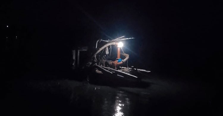 কলাপাড়ায় বালুর জাহাজ থেকে ছিটকে পড়ে শ্রমিক নিখোঁজ