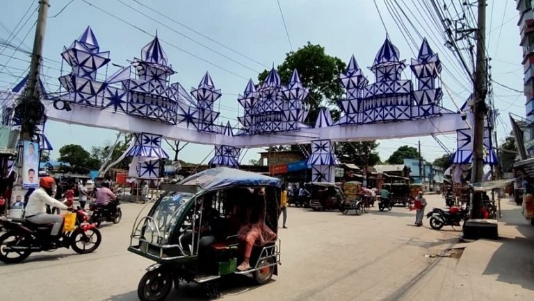 ঈদের জামাতের জন্য প্রস্তুত পটুয়াখালীর কেন্দ্রীয় ঈদগাহ