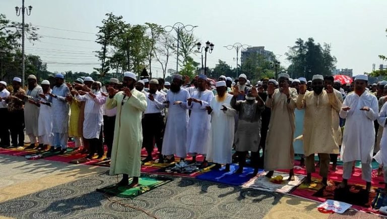 বৃষ্টির কামনায় পটুয়াখালী ইসতিসকার নামাজ আদায়