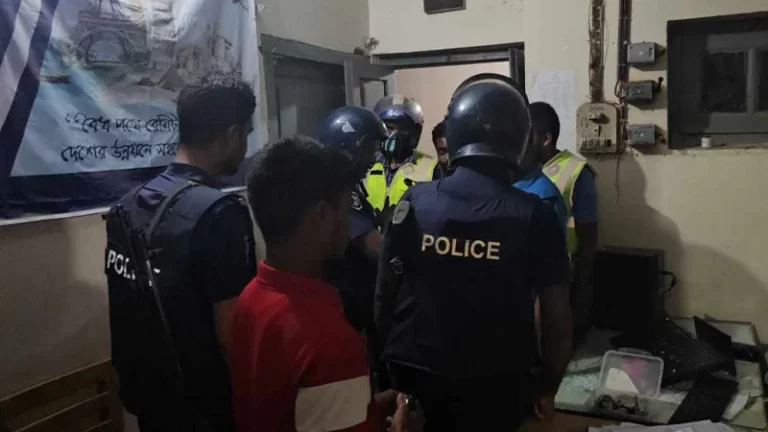 সোনালী ব্যাংকের ভল্ট ভেঙে ২ কোটি টাকা লুট