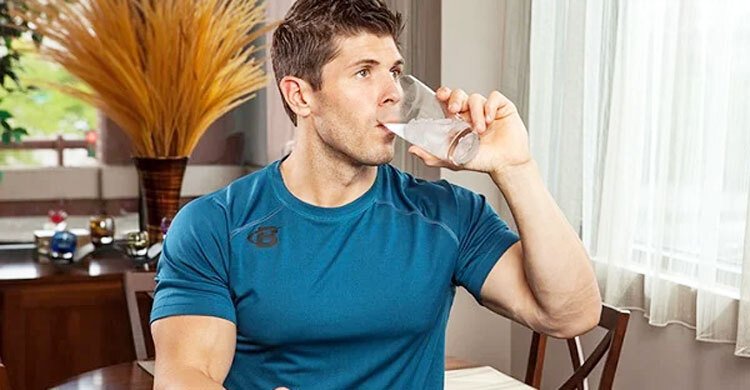 খাবার খেতে খেতে পানি পান করলে কী হয়?