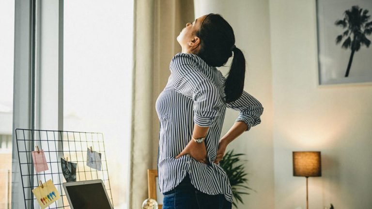 চেয়ারে বসে কোমরে ব্যথা? ৩ ব্যায়াম করতে পারেন