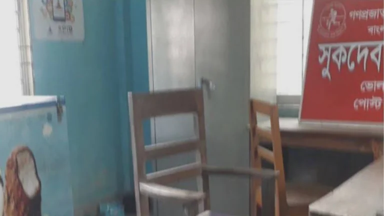ভোলার পোস্ট অফিসে আইসক্রিমের ব্যবসা