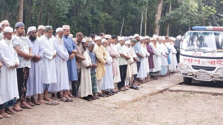 ঝালকাঠিতে ১৪ মৃত্যু, পাশাপাশি কবরে শায়িত স্বামী-স্ত্রী ও ২ সন্তান