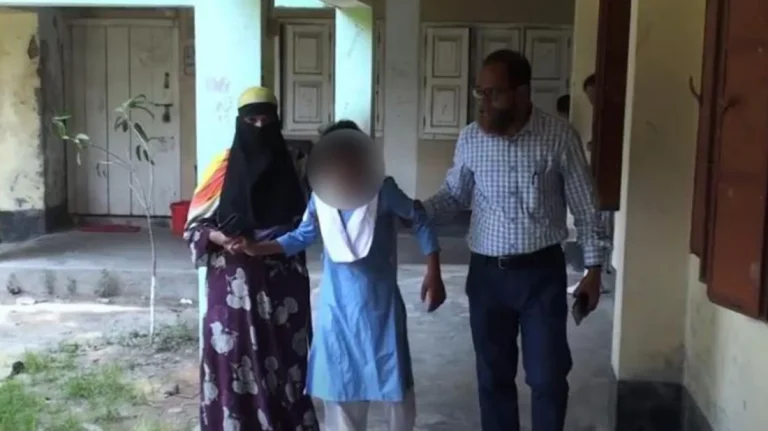 তীব্র গরমে বরিশালে ক্লাসরুমে ৩ শিক্ষার্থী অসুস্থ