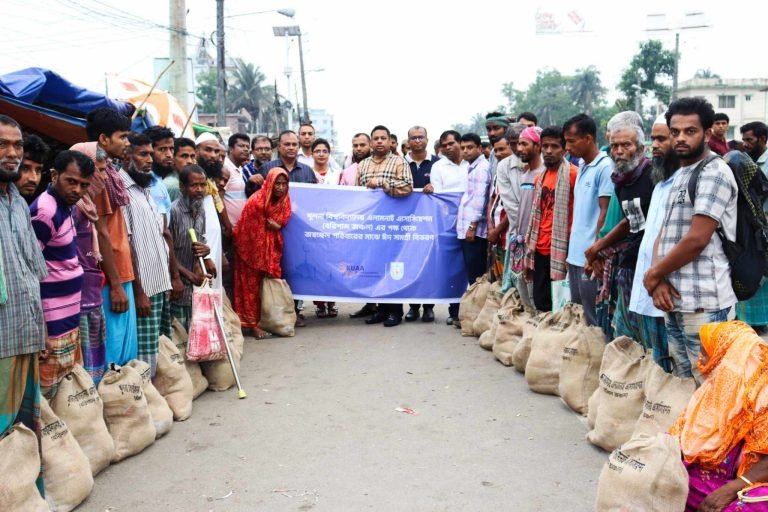 বরিশালে নিম্ন আয়ের পরিবারের মধ‌্যে ঈদ উপহার বিতরণ