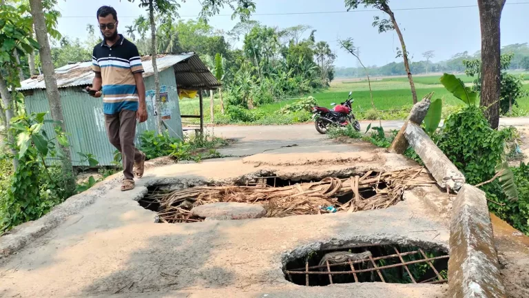 বরিশালে সেতু যেন মরণ ফাঁদ
