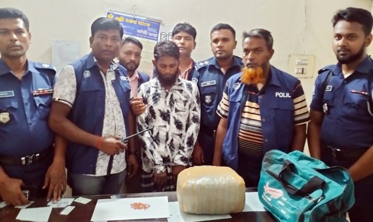 বরিশালে গৌরনদীতে চার কেজি গাঁজা সহ মাদক ব্যবসায়ি গ্রেপ্তার