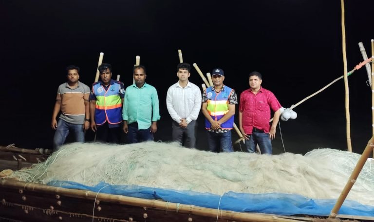 বরিশালের হিজলায় ৯ জেলে সহ জাল-ট্রলার জব্দ