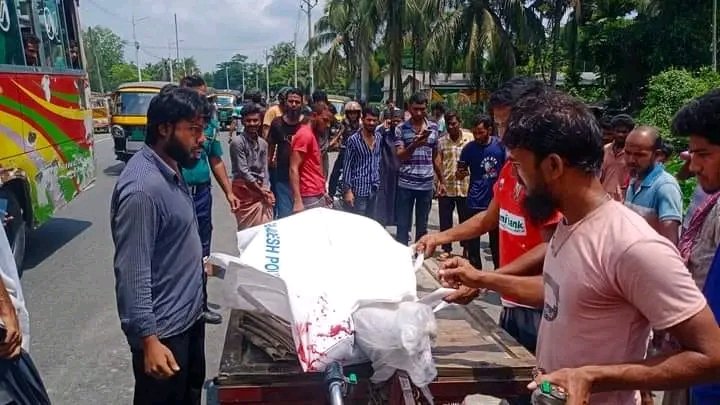 বরিশালে যাত্রীবাহী বাসের চাপায় এক তরুণ নিহত