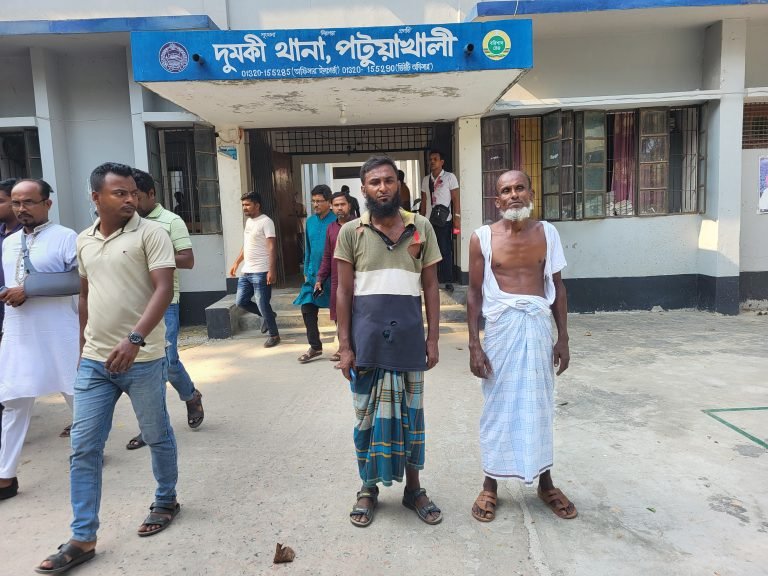 দুমকি উপজেলা নির্বাচন: মাল্টা কাওসার ও তার কর্মীদের হামলার শিকার ৩ আনারস কর্মী