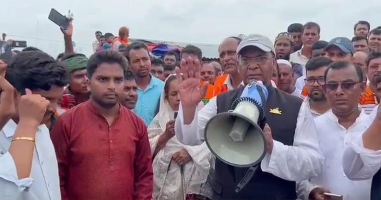 দুর্গত রাঙ্গাবালীর বিচ্ছিন্ন দ্বীপ গুলো পরিদর্শন ও ত্রাণ বিতরণ করে- দুর্যোগ ব্যবস্থাপনা ও ত্রাণ প্রতিমন্ত্রী