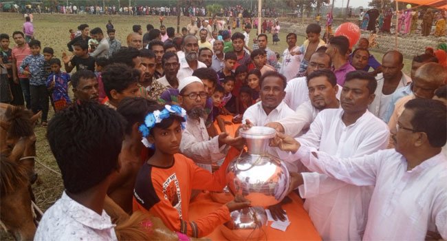 মির্জাগঞ্জে ঘোড়ার দৌড় দেখতে হাজারো মানুষের ঢল