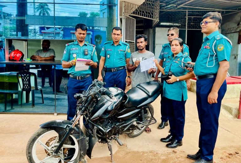 বরিশালে ‘নো হেলমেট, নো ফুয়েল’ কার্যক্রম বাস্তবায়নে মাঠে নেমেছে ট্রাফিক পুলিশ