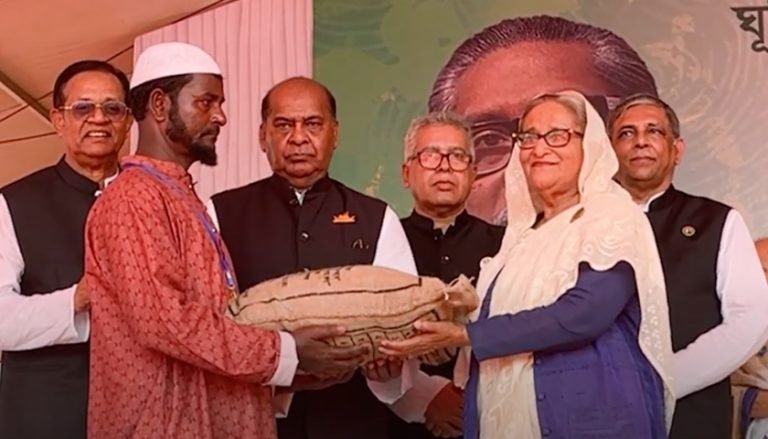 পটুয়াখালী পৌঁছে ত্রাণ বিতরণ করলেন প্রধানমন্ত্রী