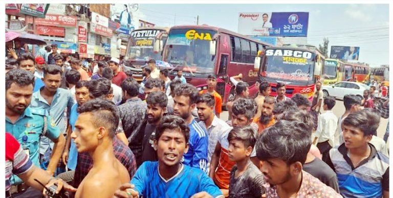 বরিশালে শ্রমিকের ওপর হামলায় সড়ক অবরোধ,উত্তপ্ত বাস টার্মিনাল