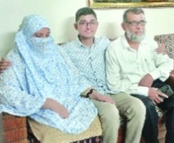 ৫ বছর ক্যান্সারের সাথে যুদ্ধ করার পরও দমে যায়নি মাহাথির