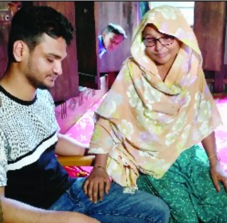 বানারীপাড়ায় বাবা-মায়ের কোলে ফিরলেন আব্দুল্লাহর নাবিক আলী