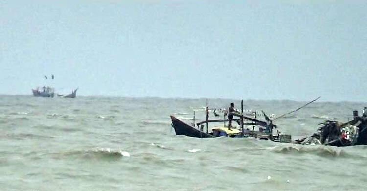 বঙ্গোপসাগরে ডুবেছে লবণবাহী ২০ ট্রলার, নিখোঁজ অর্ধশতাধিক