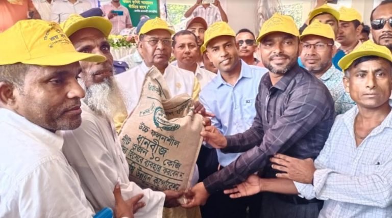 কলাপাড়ায় কৃষকের মাঝে বিনামূল্যে রাসায়নিক সার ও বীজ বিতরণ