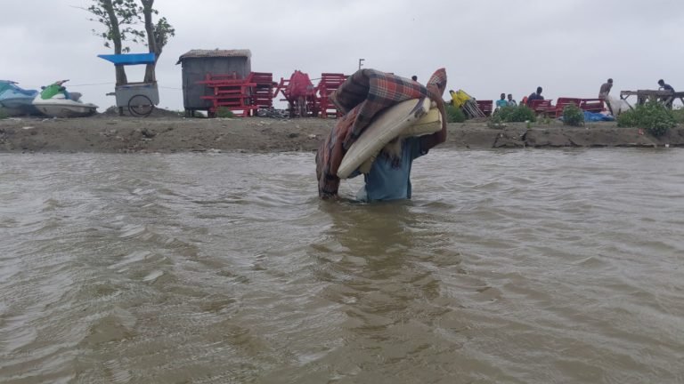 পটুয়াখালীতে বেড়িবাঁধ ভেঙে ২০ গ্রাম প্লাবিত