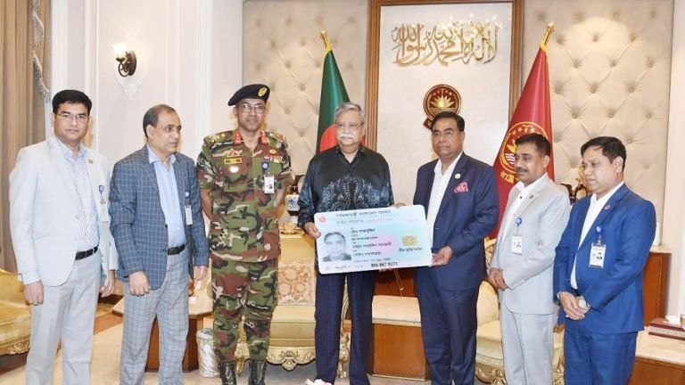 বীর মুক্তিযোদ্ধা’ খচিত নতুন স্মার্টকার্ড বিতরণ শুরু