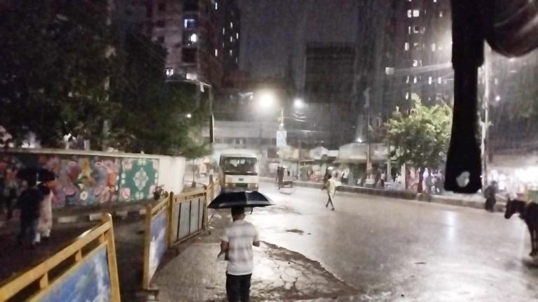 অবশেষে ঢাকায় স্বস্তির বৃষ্টি