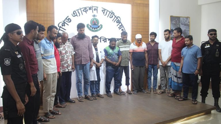 বরিশালে সরকারি দুই হাসপাতাল থেকে ২৫ দালাল আটক